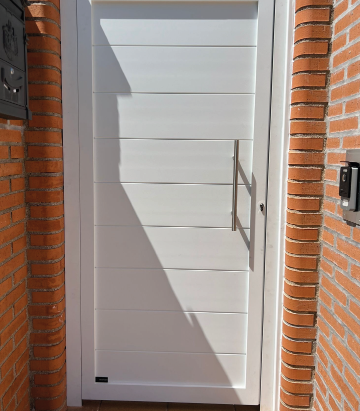 Diseño puertas aluminio soldado by Aluminios Martín