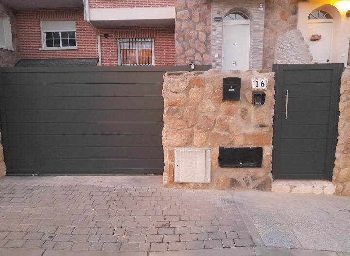 Puertas aluminio soldado by Aluminios Martín