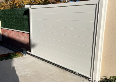 Cancela blanca aluminio soldado Aluminios Martí