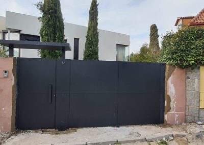 Cancela negra aluminio soldado Aluminios Martí