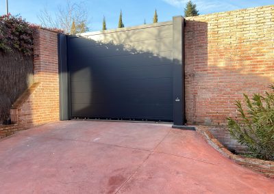 Cancela negra aluminio soldado Aluminios Martín 2