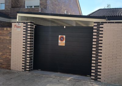 Cancela negra de aluminio soldado Aluminios Martín