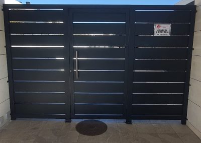 Puerta chalet de aluminio soldado Aluminios Martín