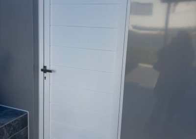 Puerta lacada blanca aluminio soldado Aluminios Martín