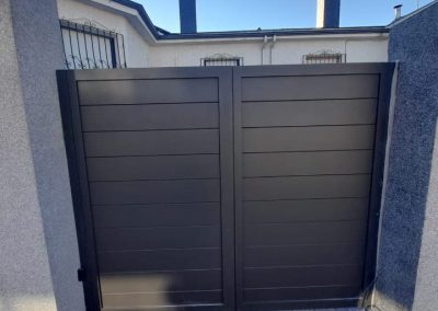 Puerta negra aluminio soldado Aluminios Martín