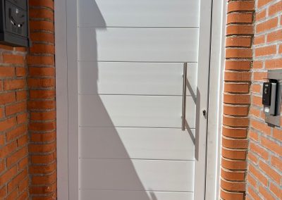 Puerta peatonal blanca de aluminio soldado Aluminios Martín