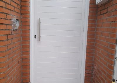Puerta peatonal blanca lamas aluminio soldado Aluminios Martín