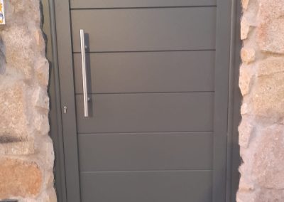 Puerta peatonal chalet de aluminio soldado Aluminios Martín