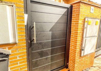 Puerta peatonal de aluminio soldado Aluminios Martín 3