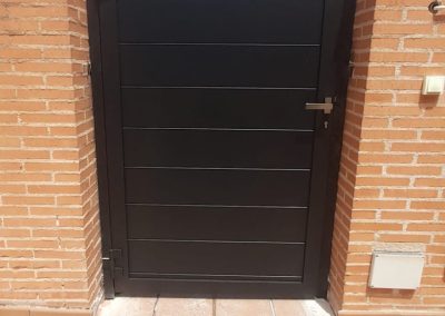 Puerta peatonal negra aluminio soldado Aluminios Martín