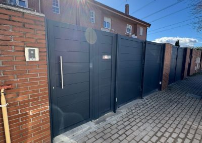 Trabajos conjunto de valla, cancela y puerta chalet de aluminio soldado Aluminios Martín