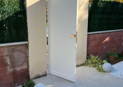 Trabajos puerta apertura aluminio soldado Aluminios Martín