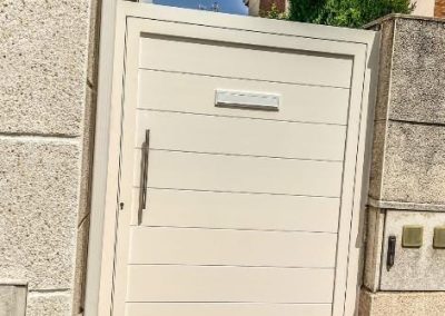 Trabajos puerta peatonal con buzon de aluminio soldado Aluminios Martín