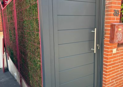 Trabajos puerta peatonal negra de aluminio soldado Aluminios Martín