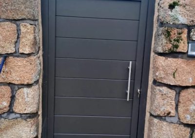 Trabajos puertas peatonales aluminio soldado Aluminios Martín