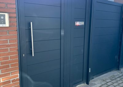 Trabajos puertas peatonales de aluminio soldado Aluminios Martín